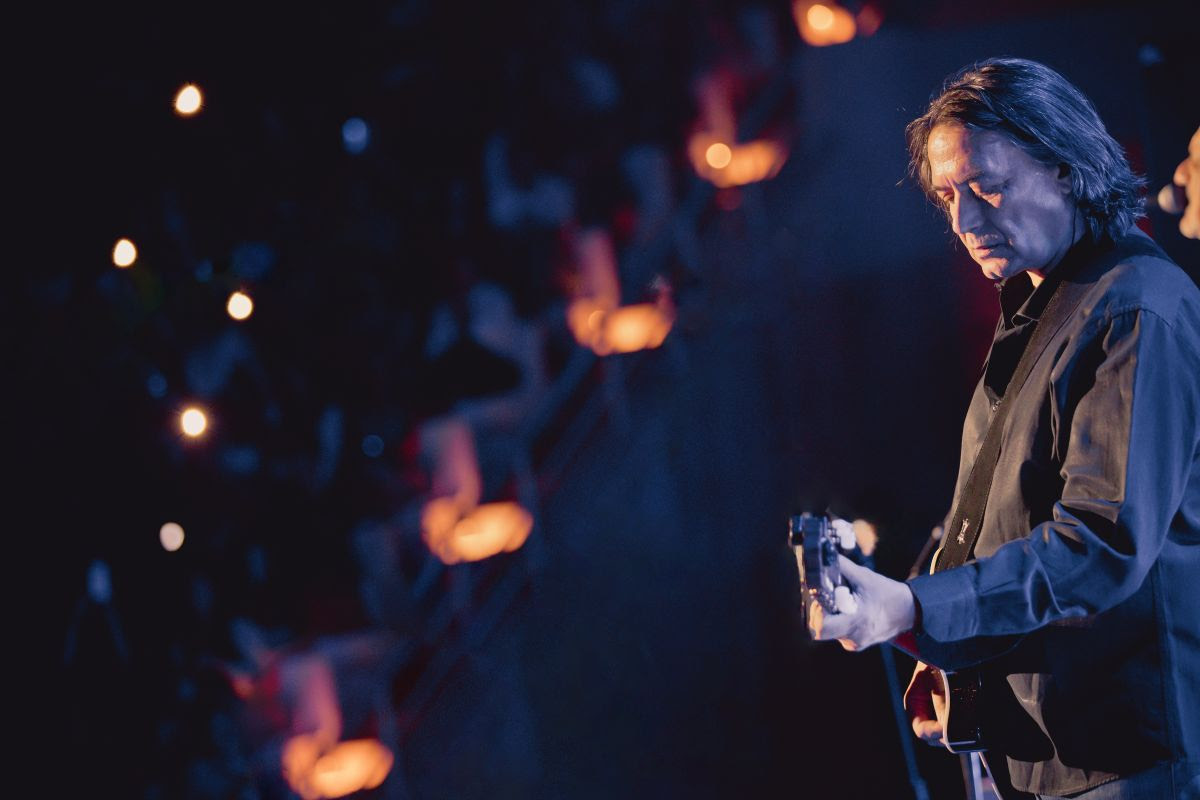 Ο Γιάννης Κότσιρας γιορτάζει φέτος τα 30 χρόνια στη δισκογραφία I Θέατρο Βράχων - Μελίνα Μερκούρη